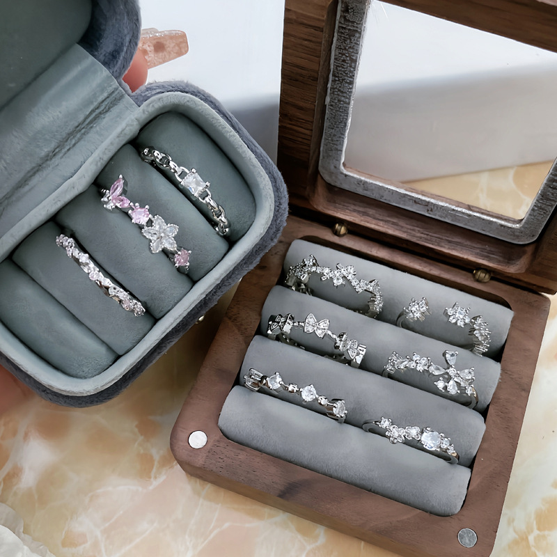 A delicate and light luxury small plain ring with an open opening for women on Instagram, featuring a cold style, sweet and cool, simple and fashionable design full figure
