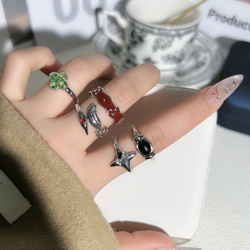 A unique and fashionable four-leaf clover starlight simple open ring with a cold and aloof female style, a niche design sense, and a refined feather ring full figure