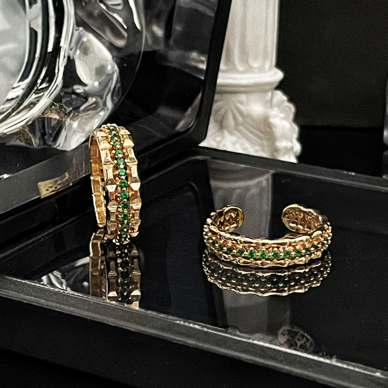 French retro emerald-like zircon ring with wavy pleats for women, a court style adjustable index finger ring Specification drawing