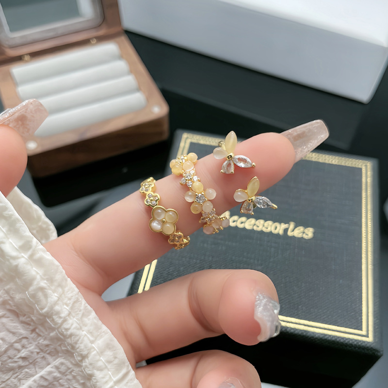 The popular online hit flower butterfly sweet, cool and fashionable open ring, a delicate and versatile cat's eye stone ring with a unique and elegant style full figure