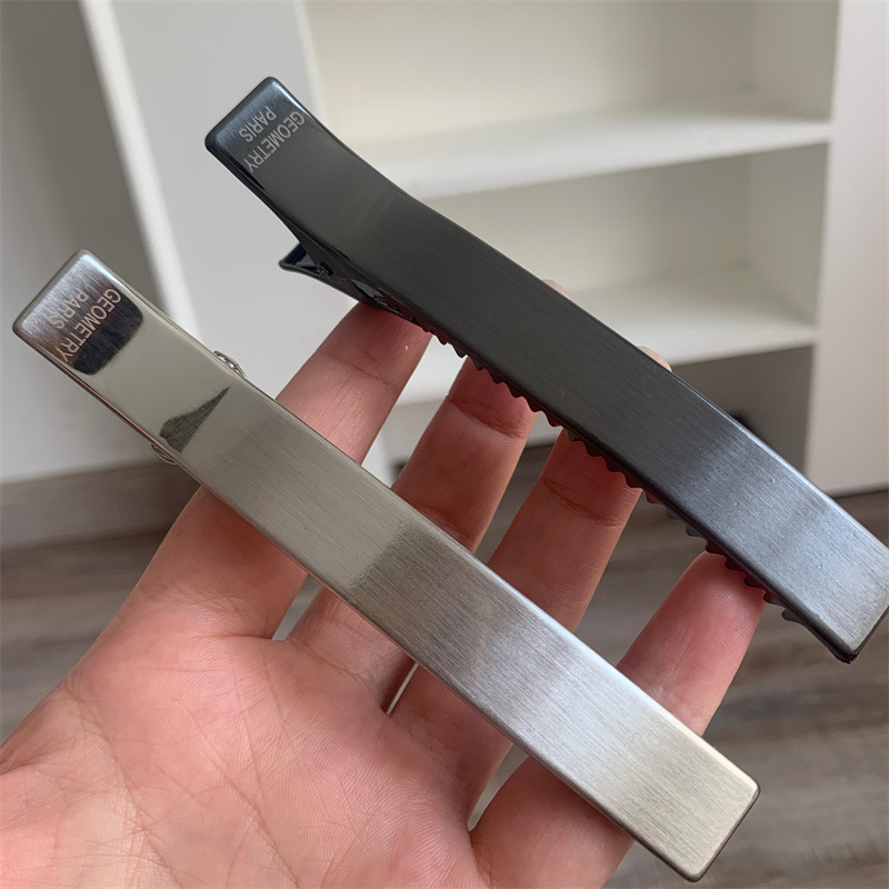 Cold and simple style one-piece clip, high-end brushed metal hair clip for women, 2025 new heavy industry versatile side clip details Picture