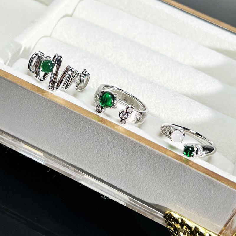 The new irregular link emerald-like open ring for women, with a cold and elegant style, exudes a light luxury and high-end feel, making it a trendy index ring Application Scenario