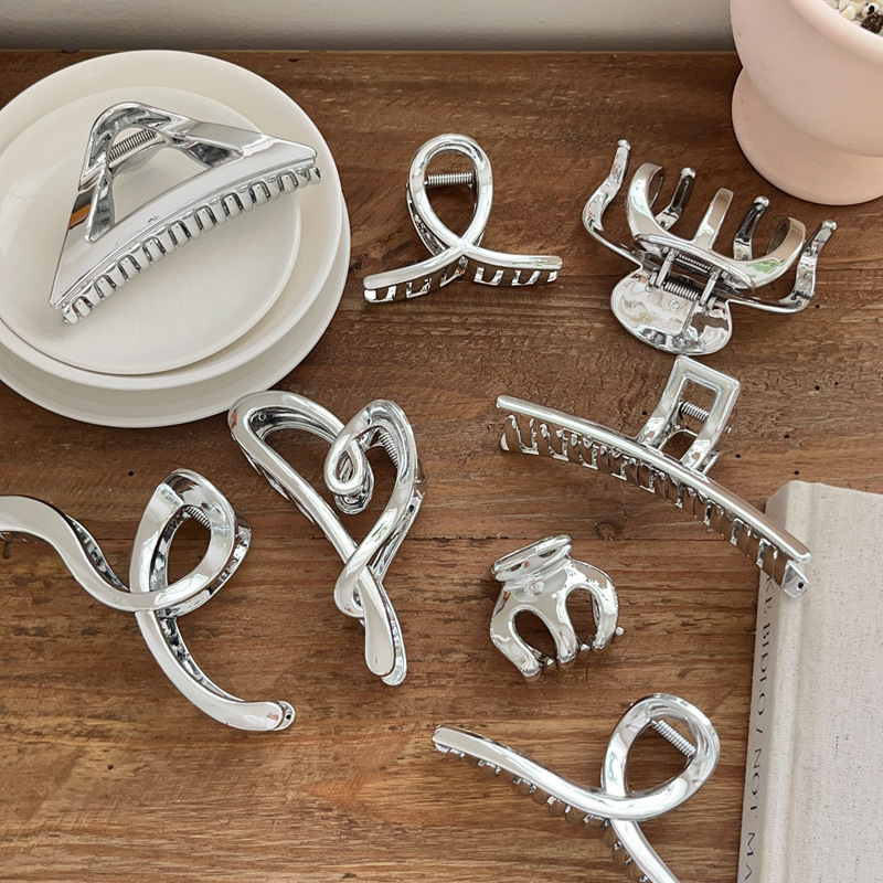 Korean-style silver acrylic hair clip for the back of the head, a high-end and exquisite hair clip, a heart-shaped hair clip and a shark clip Application Scenario