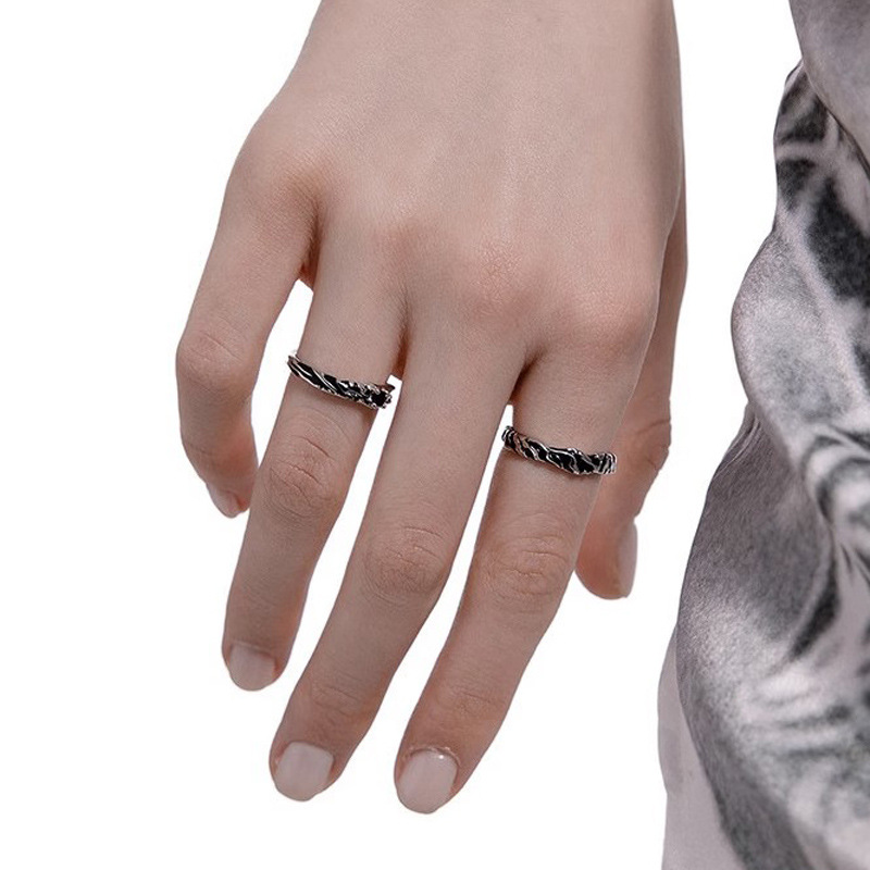 A minimalist and neutral ring from Europe and America, with a cold and elegant style. A French zircon dark and individualistic couple's ring Specification drawing
