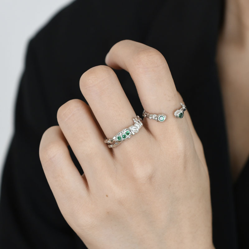 A niche design of green zircon with an irregular and trendy French texture, an open ring for women in a cold style on Instagram full figure
