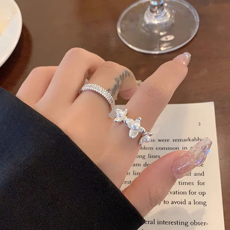 This elegant, luxurious, exquisite and high-end ring is a simple, fashionable, individualistic and cold style tail ring for women. It's a trendy ring for best friends Application Scenario