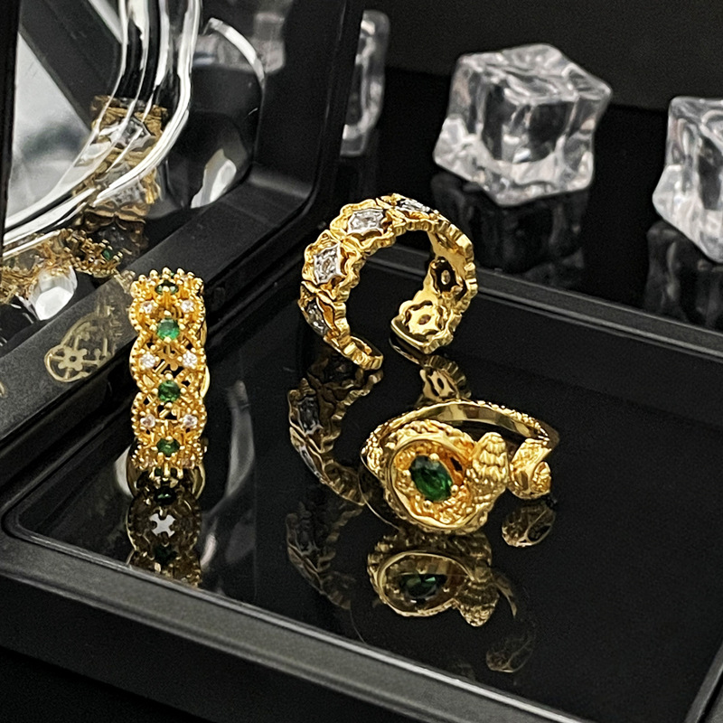 Cross-border European and American light luxury niche heavy industry green diamond Viper retro hollowed-out high-end style, court personality and temperament index ring Application Scenario