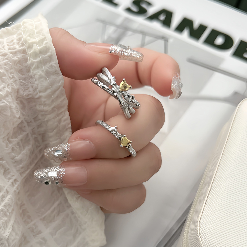 Simple two-color heart-shaped personalized couple rings for women on Instagram, with a cold and niche design sense, elegant and fashionable food rings full figure