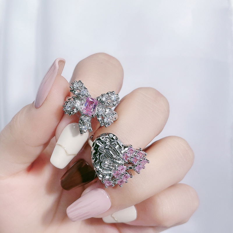 Sweet and cool pink diamond, slightly set with a touch of elegance, open ring, a delicate autumn and winter accessory for women, versatile ring, in an Instagram cool style Specification drawing
