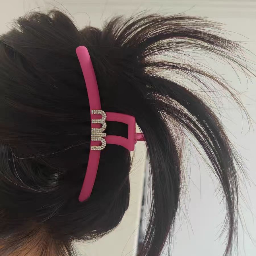 Korean pink miumiu letter hair clip, female letter grab clip at the back of the head, high-end and exquisite shark clip full figure