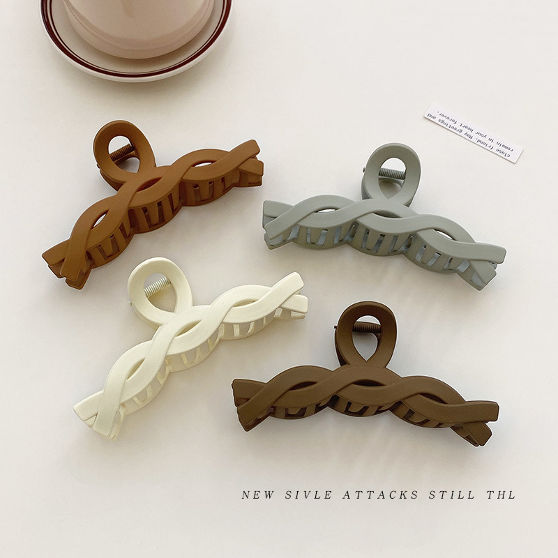 Twisted hairpin at the back of the head, coiled hair clip, female Korean-style hair clip wholesale, simple shark clip, large size details Picture