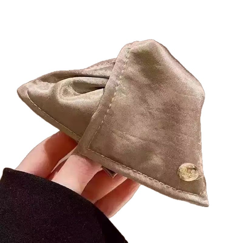 French minimalist fabric triangular claw clip for women's hair, 2025 new style, high-end look, back head plate hair clip shark clip Item Picture