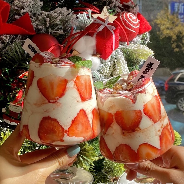 Romantic strawberry season dwarf red wine glass cake decoration matcha cream fruit strawberry brandy glass Dessert cup full figure