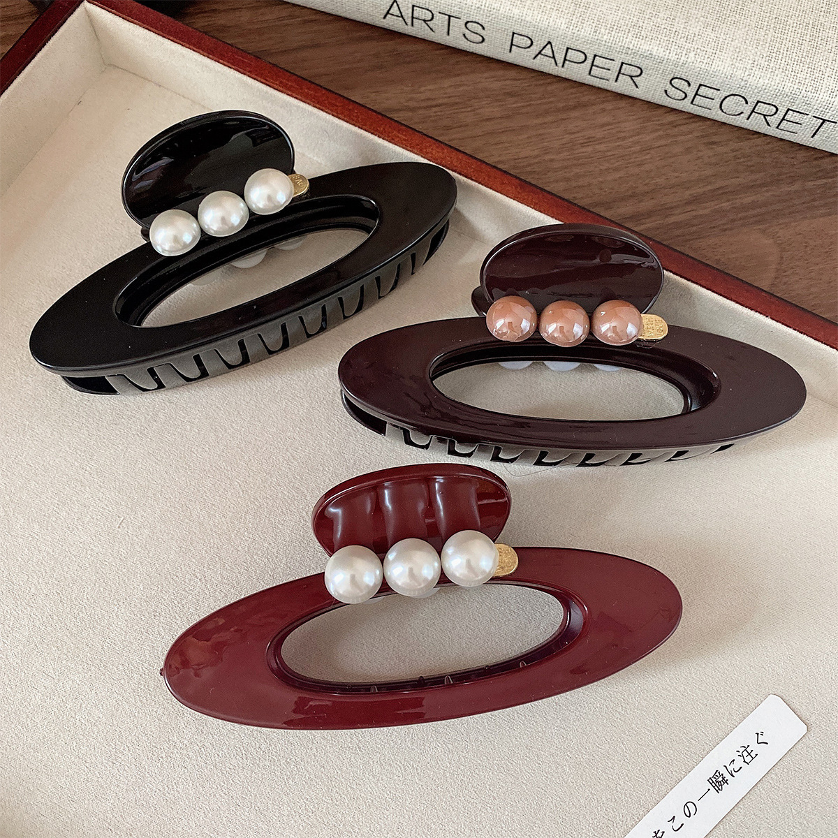 A large, versatile oval pearl clip for women with a high-end look, a large, versatile hair clip at the back of the head, and a shark clip headpiece details Picture