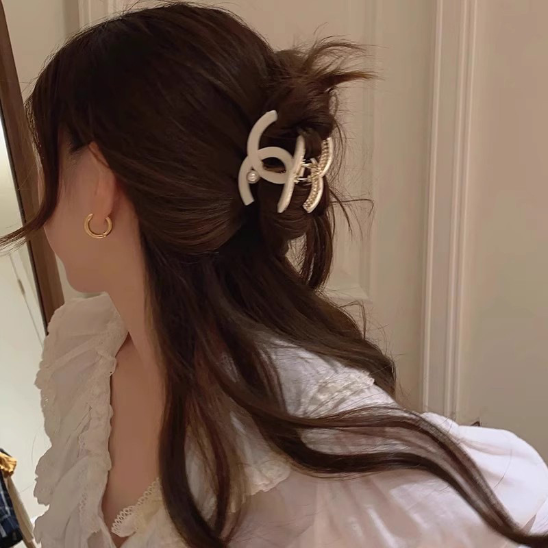 New small Chanel style light luxury medium-sized pearl claw clip, half shark clip, high-end hair clip, women's back head niche hair accessory full figure