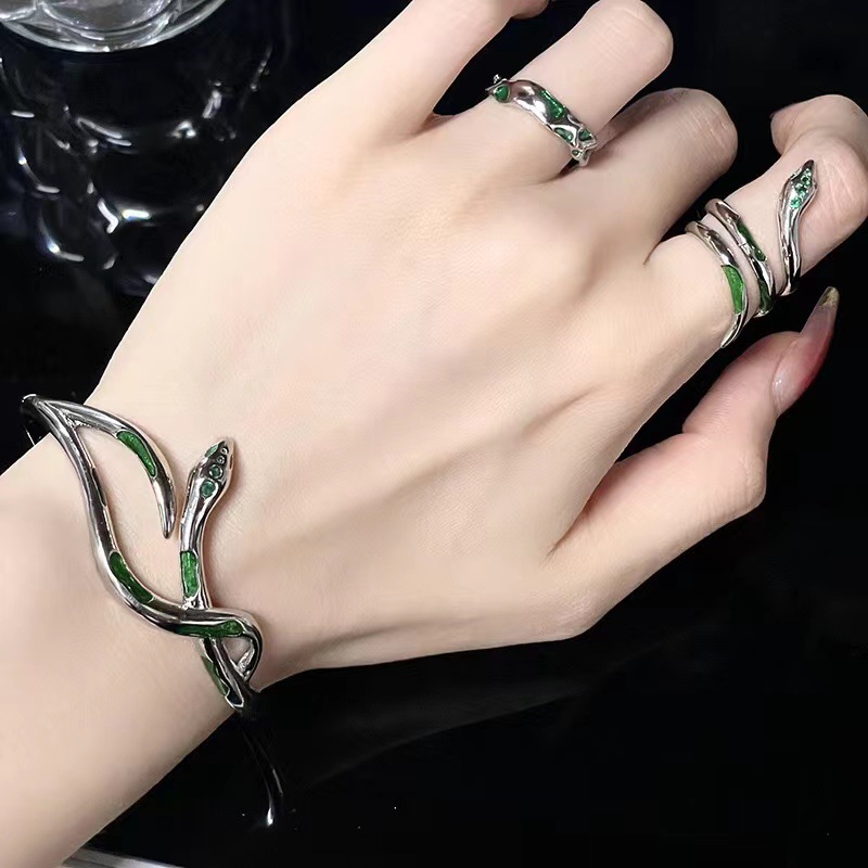 This is a unique snake bracelet with a dark and cool design. It features a street hip-hop cold and luxurious snake-shaped ring that is trendy and cool full figure