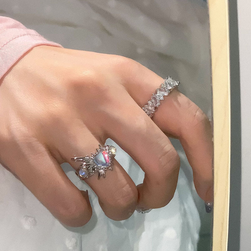 Zircon open ring, a niche design for women, with a cold and cool heart-shaped sweet and hot girl style. It's a fashionable and individual index finger ring trend full figure