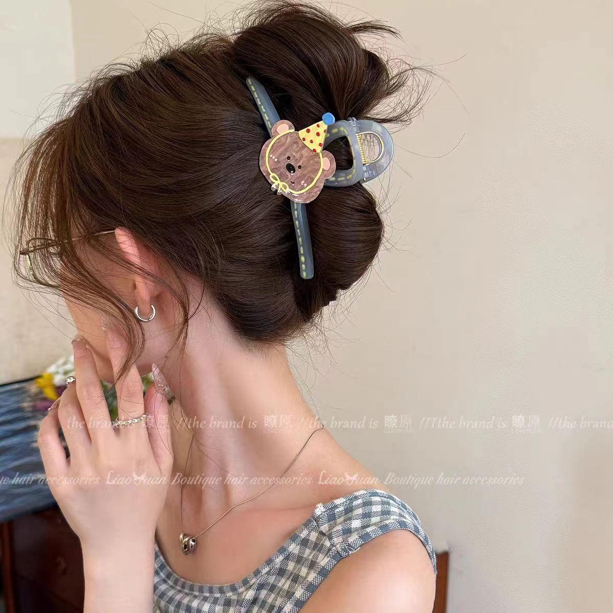 Korean-style graffiti cartoon grabber for girls, versatile and high-end on Instagram, shark clip at the back of the head, elegant hairpin headwear details Picture