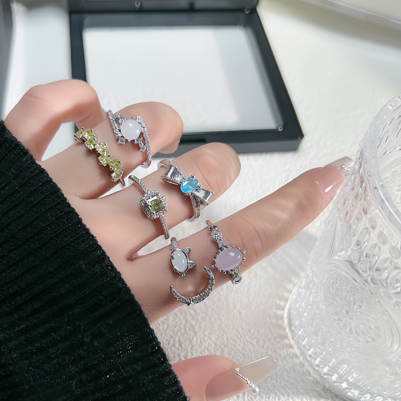 The new autumn and winter collection features a sea blue bow ring for women, which is a unique and exquisite olive green sugar cube ring with a cool and distinctive style full figure