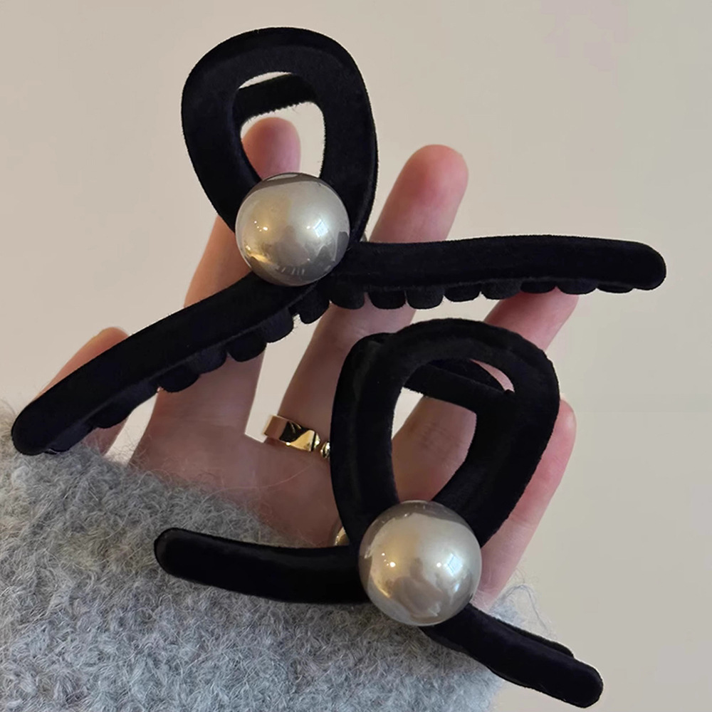 Korean black velvet pearl large scratch-clip women's 2025 new shark clip high-end back hairpin headwear details Picture