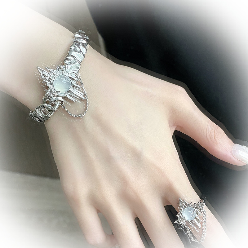 Y2K futuristic liquid metal white agate bracelet, Hot girl subculture accessory, couple's niche high-end design trend details Picture