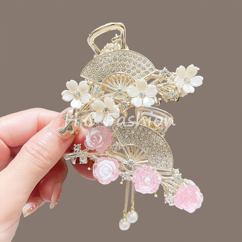 A new high-end fan-shaped rose tassel gripper and a sweet internet-famous half-tied updo shark clip at the back of the head details Picture