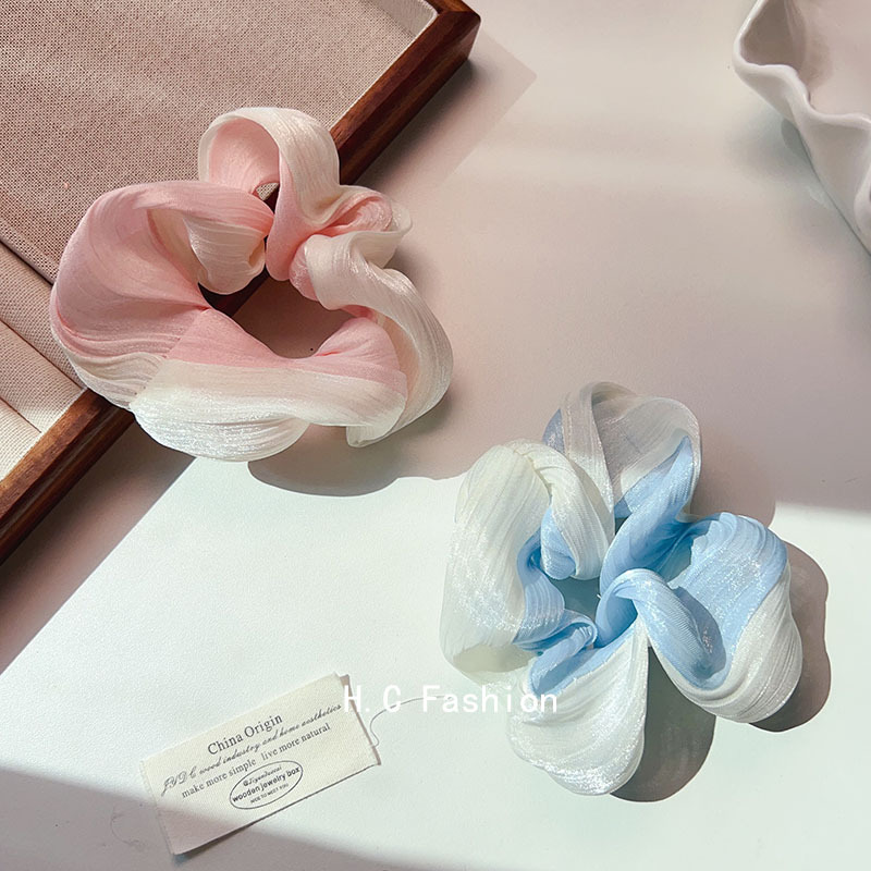 The flowing light gradient mesh large hair band is gentle and elegant, with a high level of appearance. It is a hair tie and rubber band hair accessory for summer Application Scenario