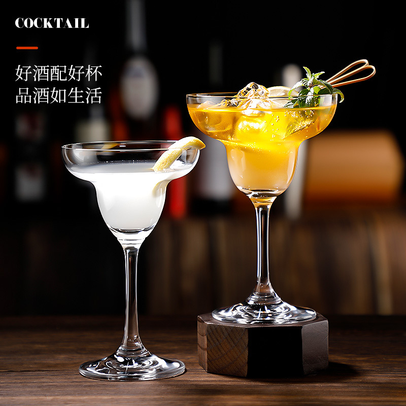 Glass cocktail glasses, V-shaped triangular shallow saucers, champagne glasses, Martini tall glasses, margarita glasses, cross-border Application Scenario
