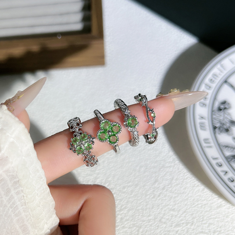 A new, fresh and light mint green diamond four-leaf clover ring with a cool and sophisticated feminine touch. It's a sweet and cool multi-layered ring trend full figure