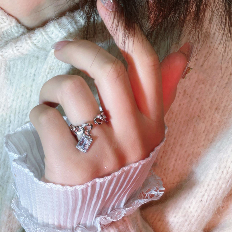 A new trend of light luxury, fashionable and individual open-top rings for women on Instagram, with a cold style, niche design and a sense of high-end sophistication Application Scenario