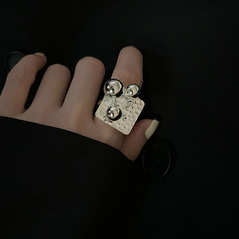 Korean-style simple line round ball ring for women, retro, individual and fashionable square brand cross opening ring hip-hop index finger ring Application Scenario