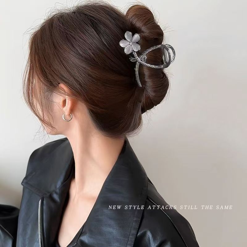 V-shaped high ponytail clip, a popular online hit with a high-end rhinestone semi-tied hair clip, is a feminine updo accessory for the back of the head Application Scenario