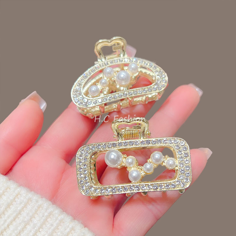New French bangs claw clip, exquisite small pearl hair clip, high-end and niche semi-tied hair shark clip accessory Application Scenario