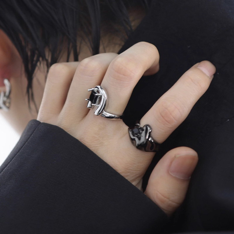A niche design sense black zircon open ring for women on Instagram, dark and cool, irregular geometric diamond-encrusted food ring Specification drawing