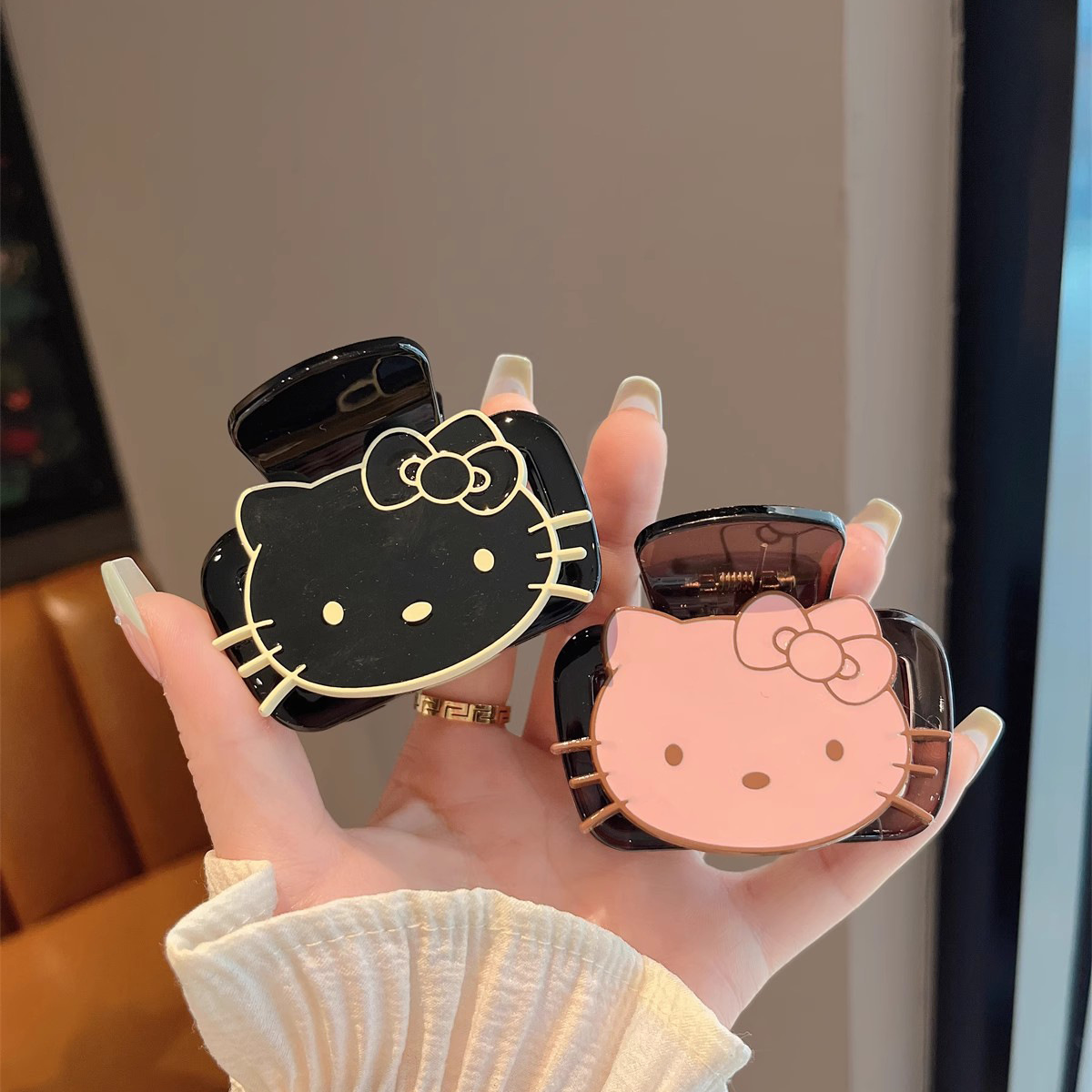 The Korean-style pink and black kt cat scratch-off clip for women, a mid-sized shark clip with a high-end texture for summer, and a hair clip for the back of the head full figure