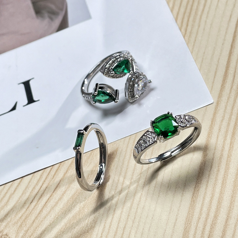 A trendy, simple and fashionable open-top ring for women on Instagram, featuring a cold and luxurious green diamond geometric index finger ring Application Scenario