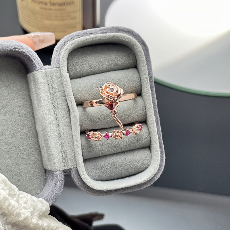 This delicate and exquisite rose-shaped sweet and cool ring is adjustable for women, exuding a fashionable and versatile style. It is a trendy index finger ring with a cold touch Specification drawing