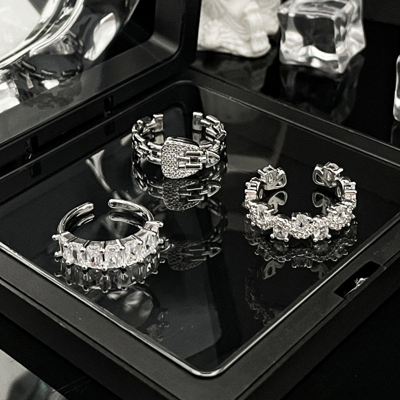 A new ring with a niche design sense, exuding a high-end feminine charm and a sweet and cool style for a socialite. It's a trendy accessory with a cold style on Instagram details Picture