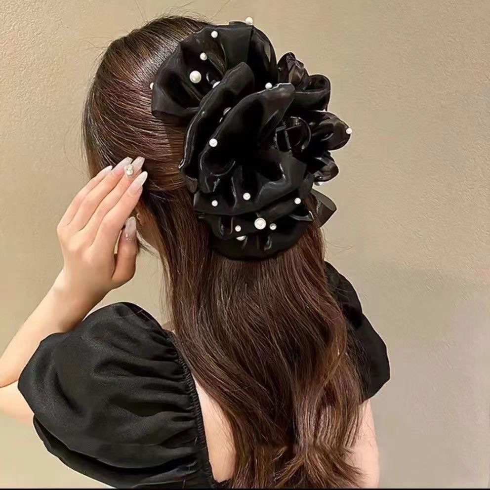 2024 New bubble mesh pearl claw clip for women, multi-layer bow, oversized shark clip at the back of the head Application Scenario