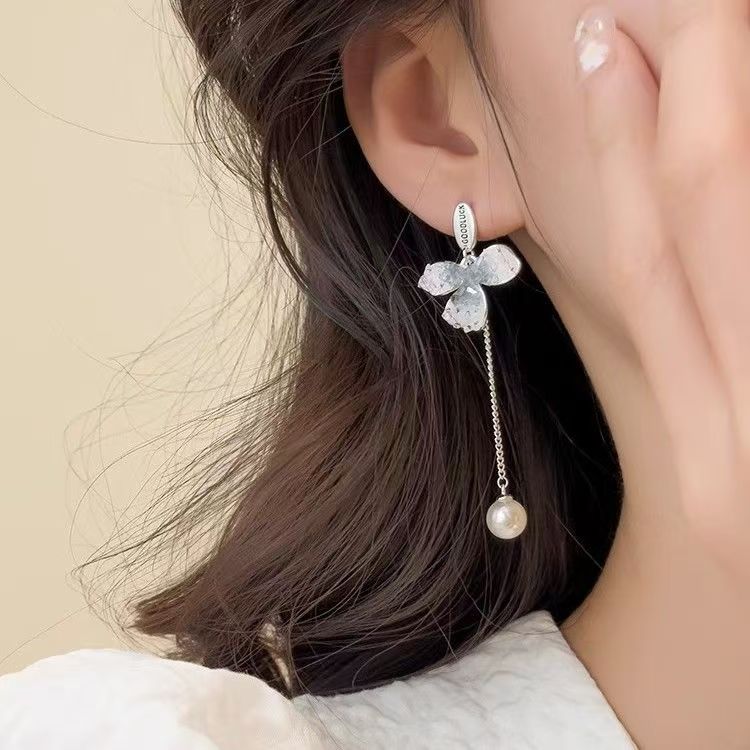 Blue three-leaf crystal flower earrings with an asymmetrical design, a traditional Chinese style earring, and a cool, internet-famous style stud details Picture
