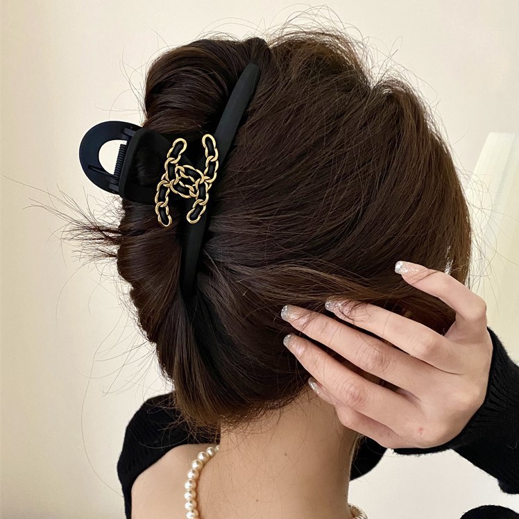 Chain double C letter hair clip, women's hair accessory, high-end style, small chanel-style shark clip, updo hair clamp, large hair volume full figure