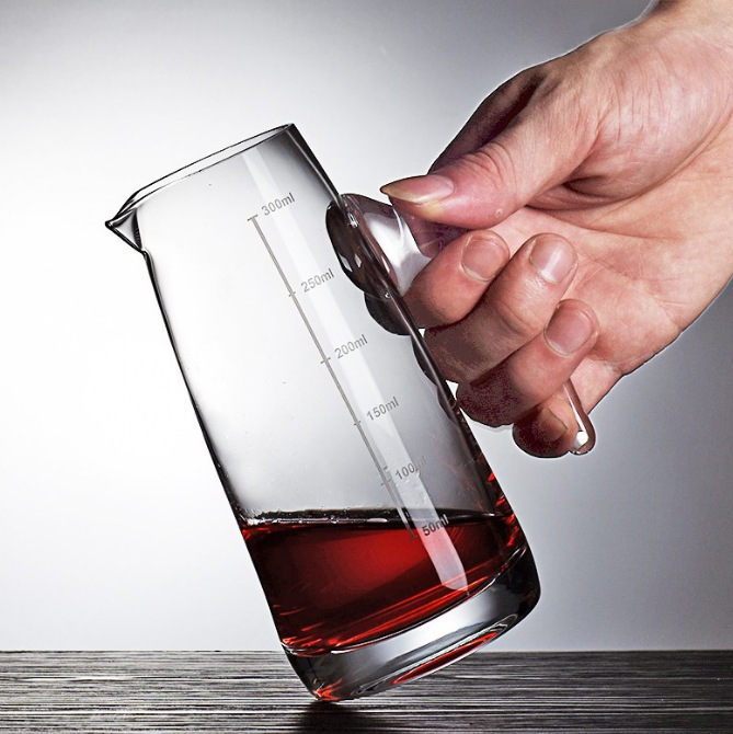 White spirit cup set, home wine divider, small wine glass, wine utensils, decanter, wine measuring device with scale and handle Specification drawing