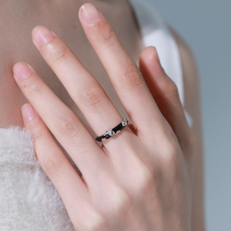 Simple and individual black and white glazed rabbit open ring, a niche design for women with a high-end feel, in an Instagram cold style ring trend Application Scenario
