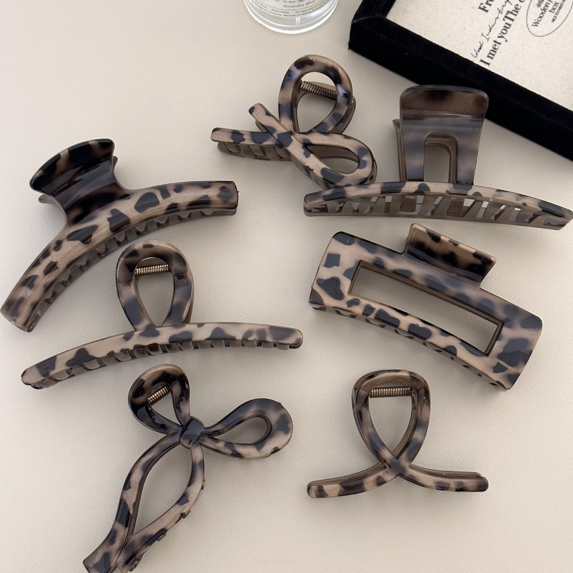 New high-end coffee-colored leopard print grab clip, retro bow, crossed shark clip, back of the head, hair clip and hair accessory details Picture
