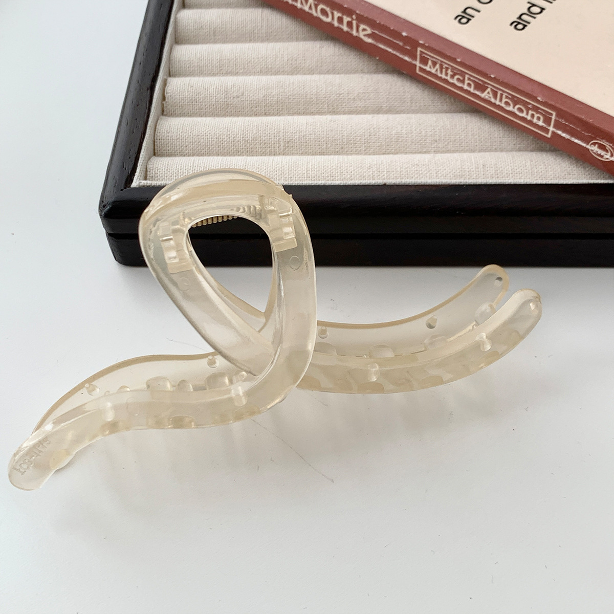 Korean jelly-colored large grabber for women, niche acrylic back of the head, shark clip, Maillard stylish hair clip Application Scenario