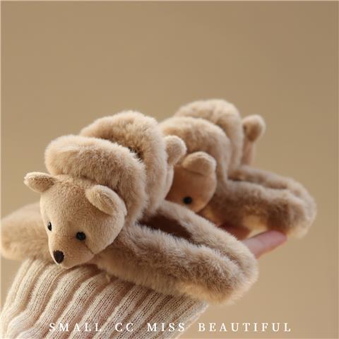 Cute little bear MAO MAO's spring and summer hair accessories, large hair volume, shark clip, back of the head, plush plate hair clip Application Scenario