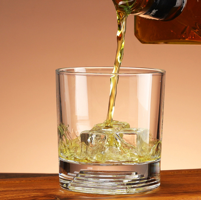 Japanese-style thickened screw-bottom crystal glass, whisky glass and ice hockey glass, retro and creative Western-style wine glass Application Scenario