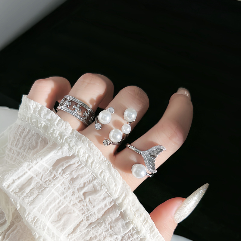 【 Zhu Yun Qi Huan 】 Fashionable and light luxury pearl fish tail Open ring, women's Cold Cross Hollow index finger ring details Picture