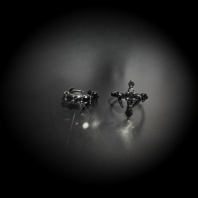 A dark cross-shaped zircon open ring with a European and American style, a cool and fashionable ring for women with a cold personality full figure