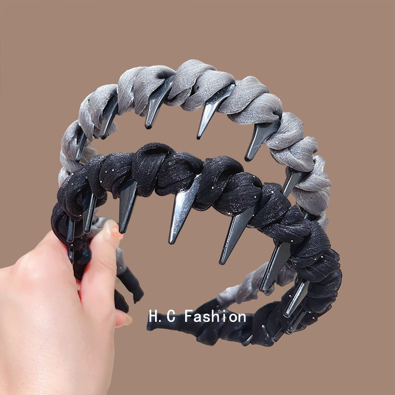 The new elegant chanel-style gold mesh hair band is a women's anti-slip headband with a toothed texture. It is a high headband for daily wear on the outside details Picture